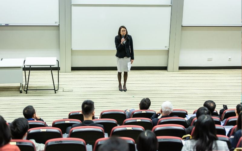 omo ajudar o professor a lidar com uma turma muito agitada